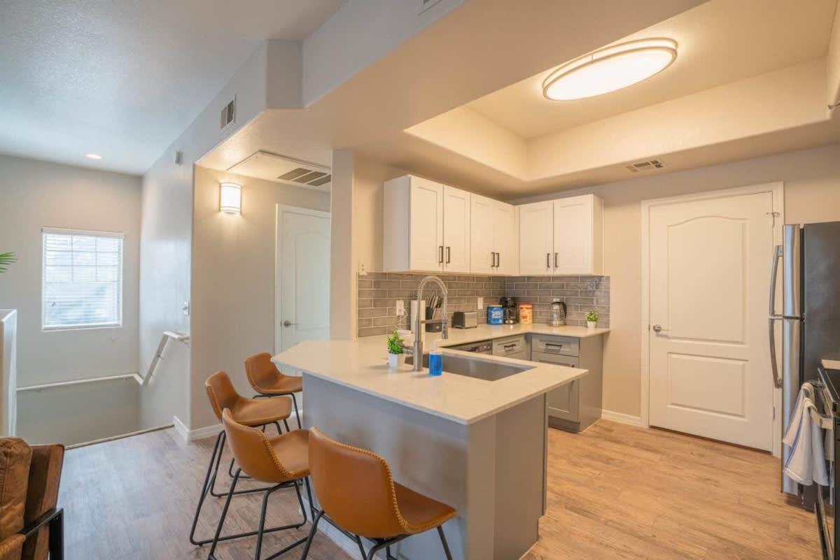 Posh 2bd - Midtown - Gym, Pool, W-d, Parking - Sleeps 8 Apartment *