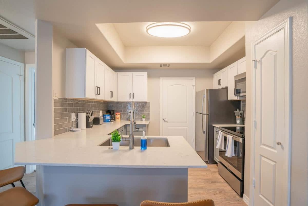Apartment Posh 2bd - Midtown - Gym, Pool, W-d, Parking - Sleeps 8 Phoenix