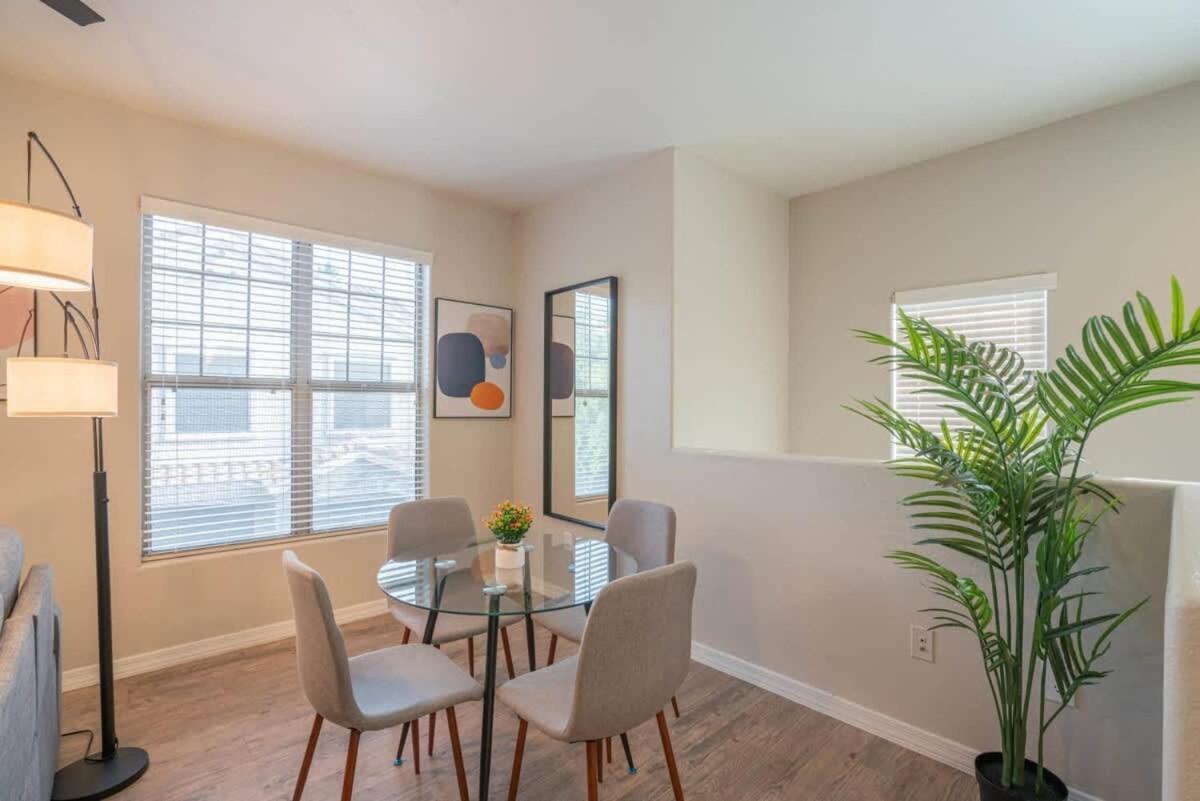 Posh 2bd - Midtown - Gym, Pool, W-d, Parking - Sleeps 8