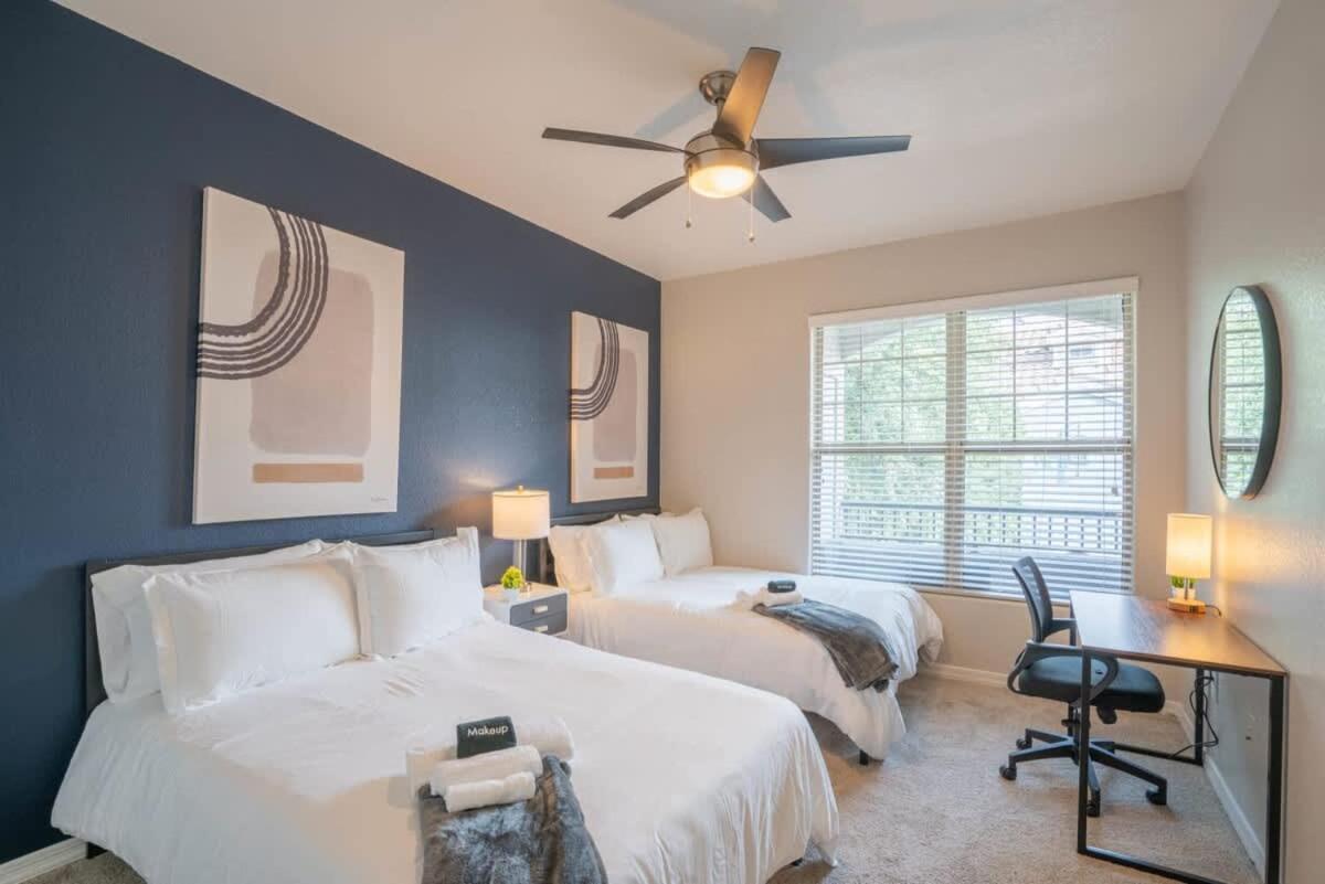 Posh 2bd - Midtown - Gym, Pool, W-d, Parking - Sleeps 8 Apartment