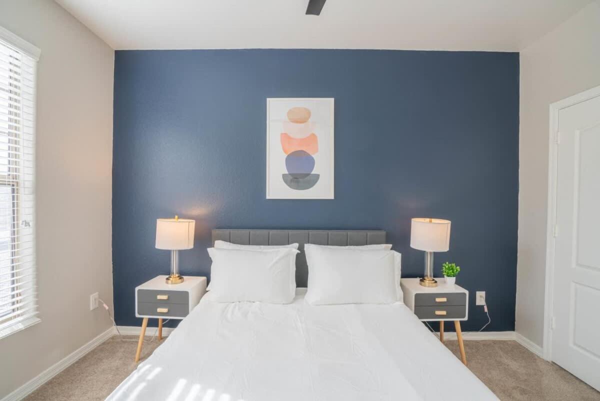 Apartment Posh 2bd - Midtown - Gym, Pool, W-d, Parking - Sleeps 8