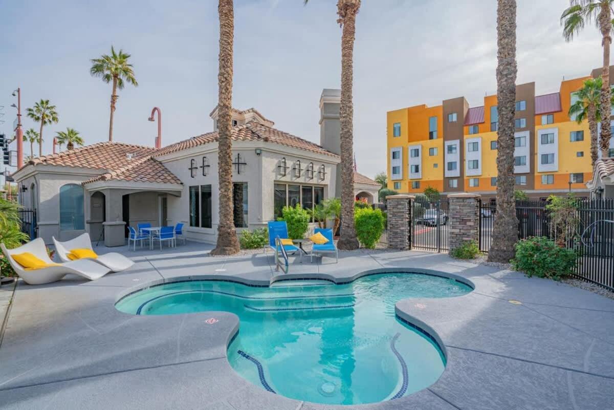 Posh 2bd - Midtown - Gym, Pool, W-d, Parking - Sleeps 8 Apartment *