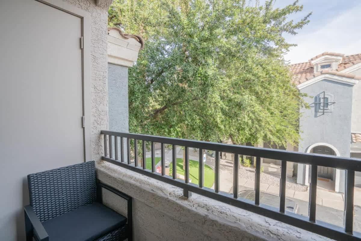 Posh 2bd - Midtown - Gym, Pool, W-d, Parking - Sleeps 8 *